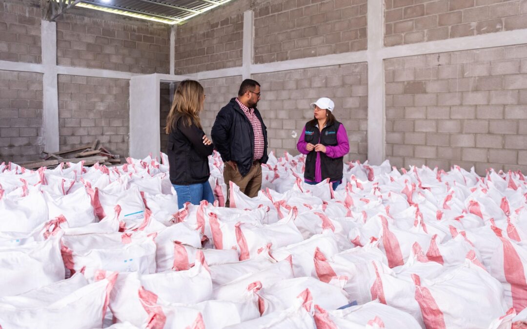 La Secretaría de Desarrollo Social entrega ayudas humanitarias en seis departamentos afectados por lluvias.